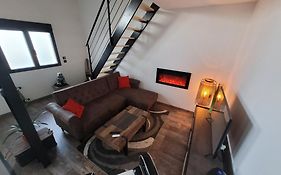 Chambre avec jacuzzi dans hangar insolite